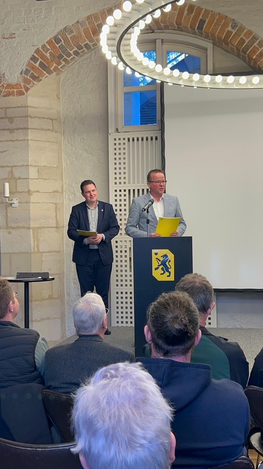 Übergabe Förderbescheid zur Erneuerung der Flutlichtanlage durch den Landrat